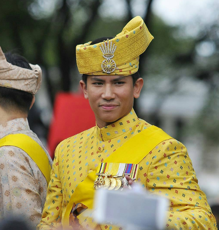 Kdymm sultan brunei didampingi dytm prince mateen, adikanda dari almarhum d...