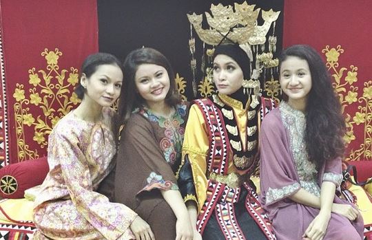 11 Pasangan Adik-beradik Artis Popular Yang Korang Mungkin 