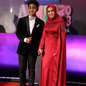 [GAMBAR] Fesyen Terbaik Artis Di Karpet Merah Anugerah 